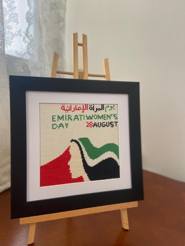 متوجة بالعلم، يقودها الوطن. لوحة تطريز يدوي