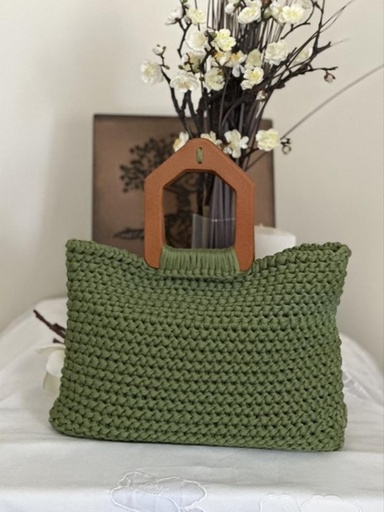 حقيبة كروشيه خضراء بمقبض خشبي