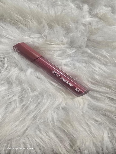 Long-Lasting Matte Lipstick from Warda Beauty.