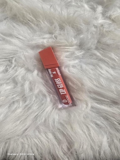 Long-Lasting Matte Lipstick from Warda Beauty